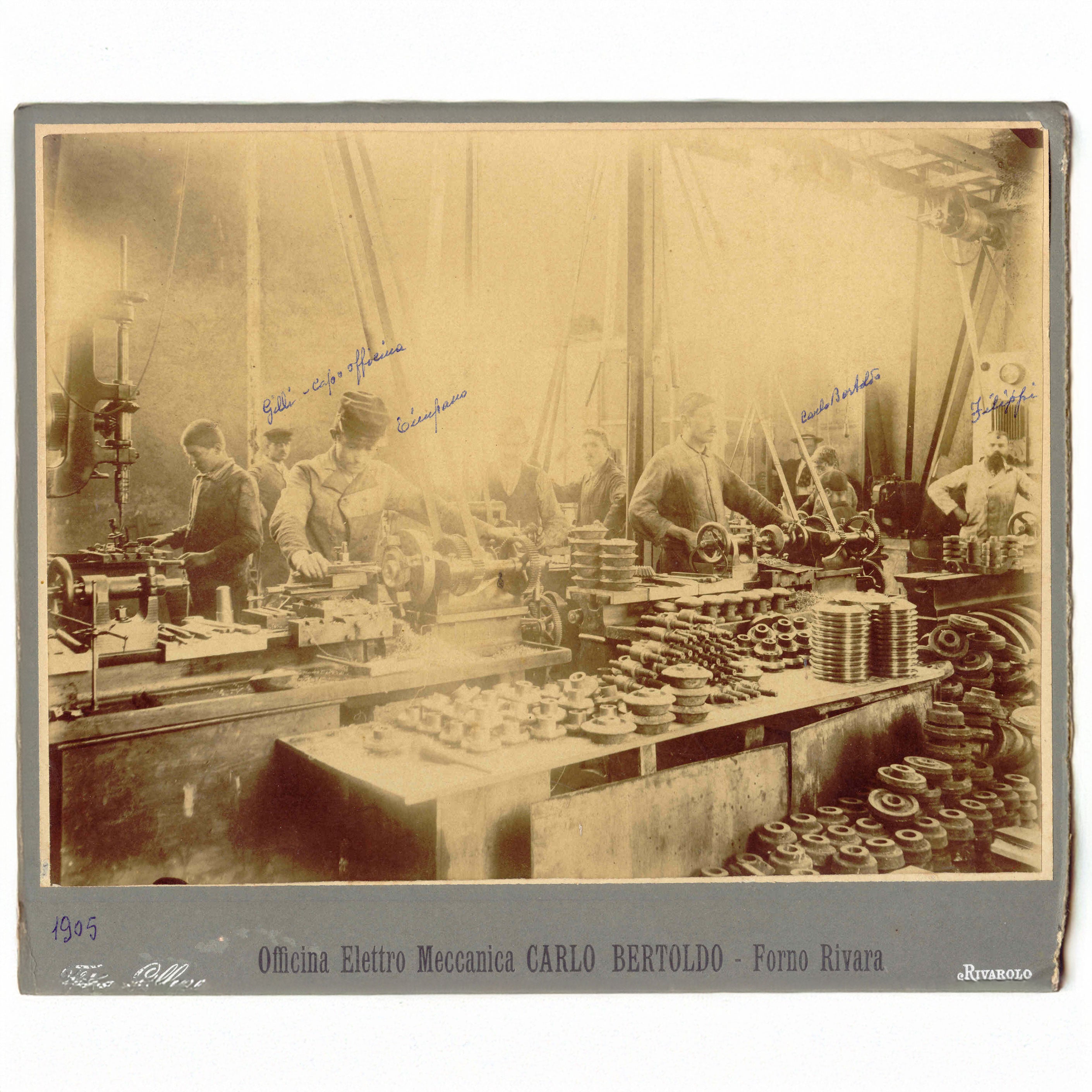 Foto storica dell'azienda con lavoratori nel 1894 sotto al nome di Fratelli Bertoldo