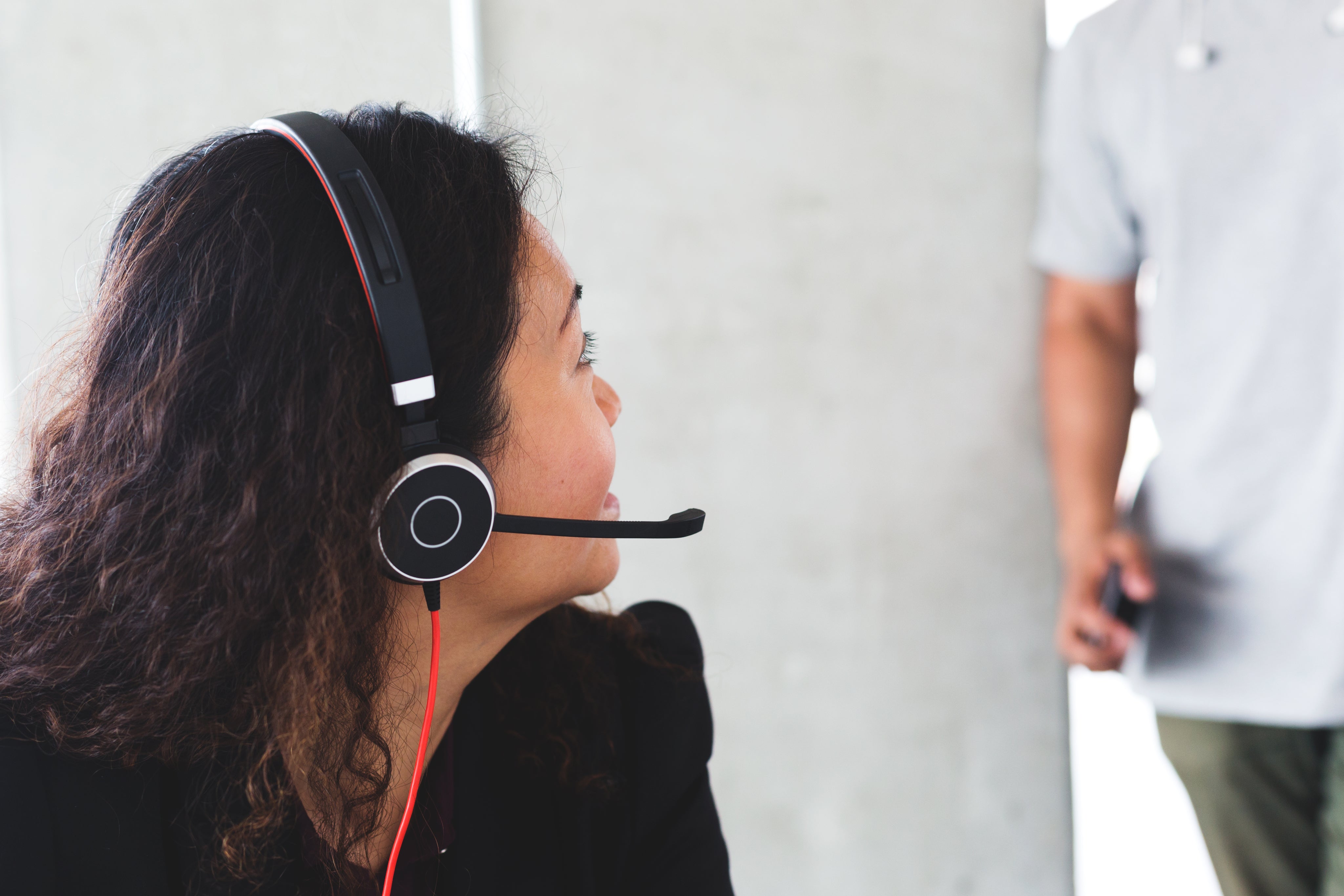Persona del servizio clienti con cuffie e microfono