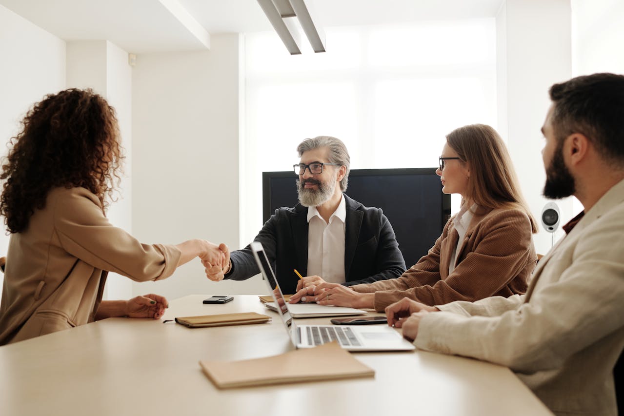 Persona che incontra il personale in un colloquio di lavoro