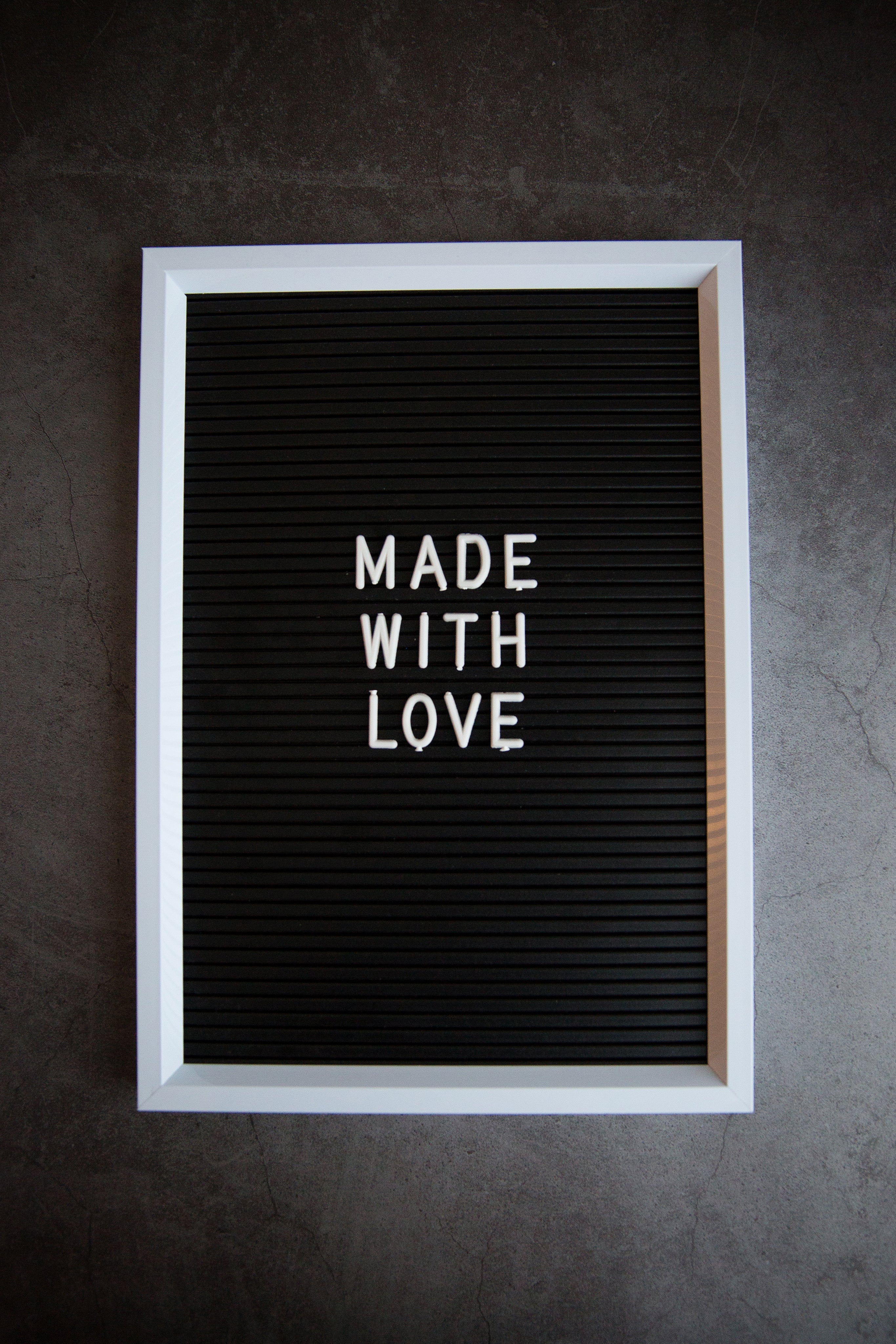 Cornice con dentro scritto "MADE WITH LOVE"