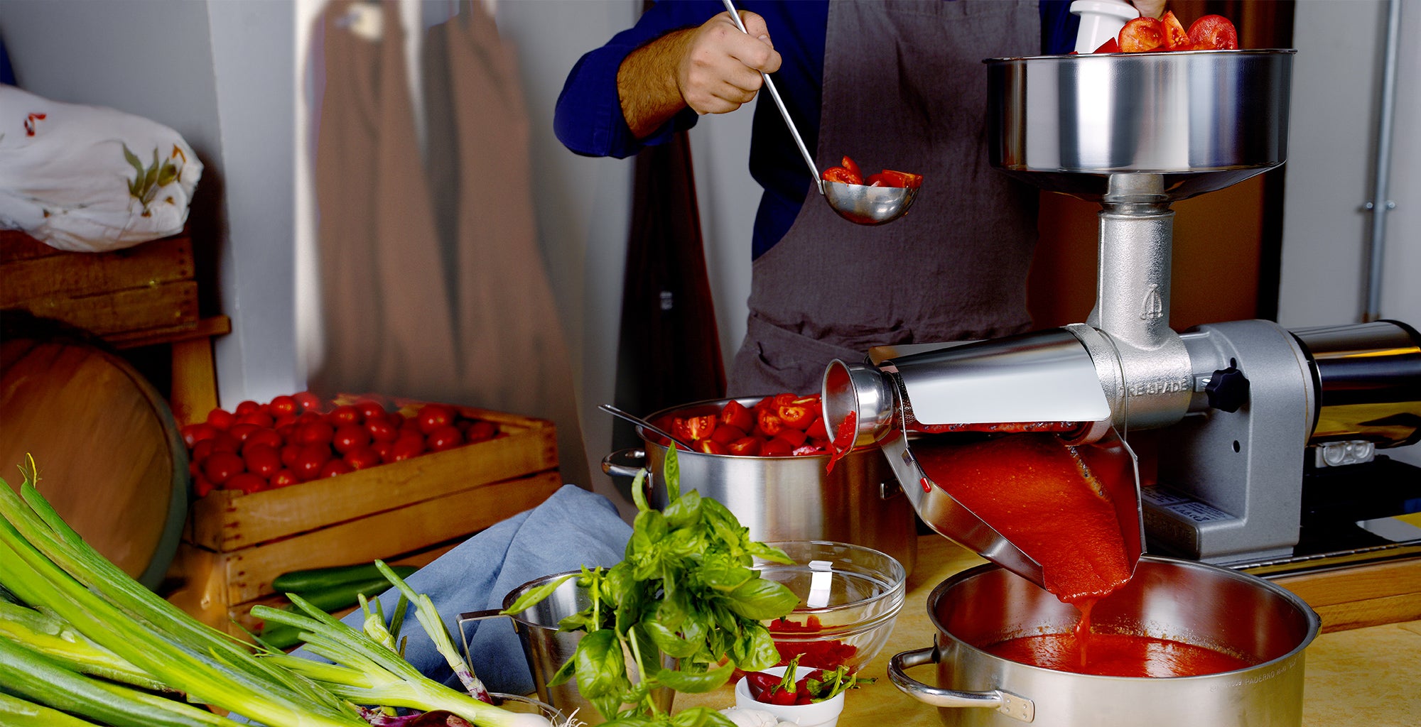 Cuoco che spreme i pomodori